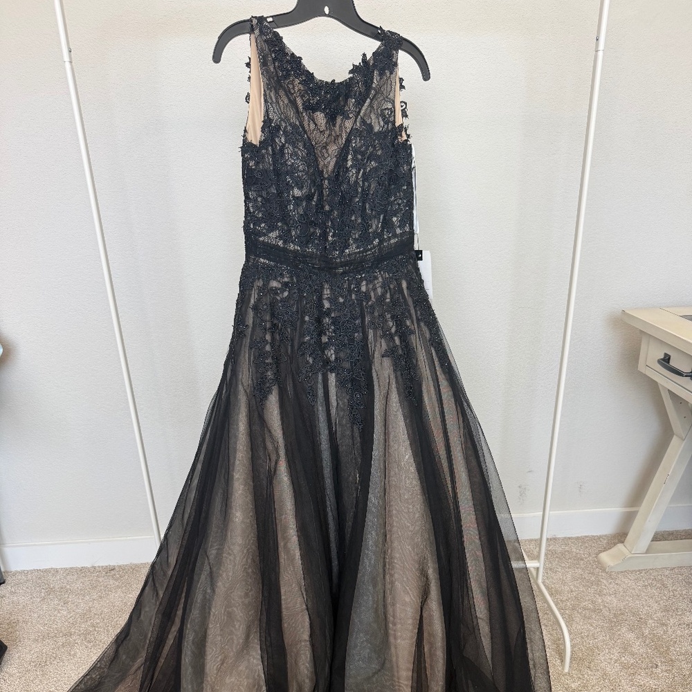 Mac Duggal Black Lace Tulle Formal Gown Size 8 NWT Illusion Bodice ✨🖤